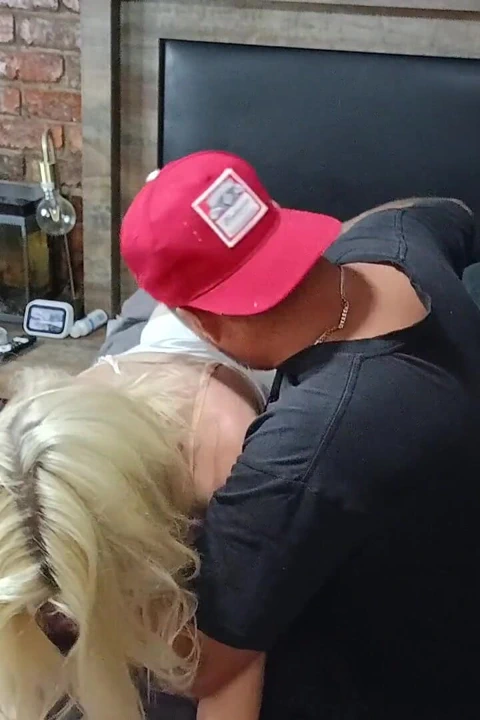 Sarışını Parmaklıyor Ve Sevgiyle