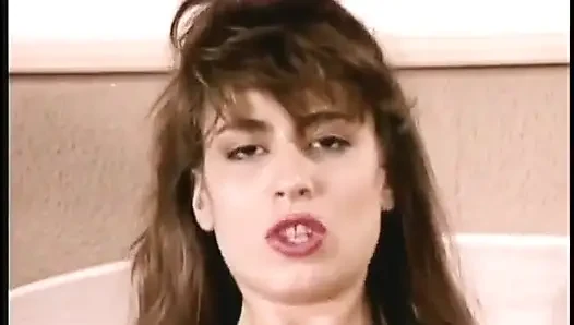 Sevimli fahişe amının her yerine patlayana kadar büyük bir yarağa biniyor