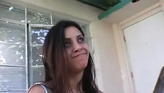 Seksi genç bir esmer için büyük sert bir yarak