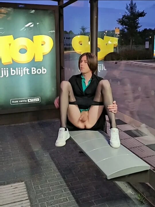 Ожидание у остановки автобуса.  Не заскучай и застукали