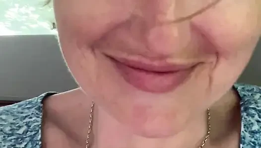 Üvey Anne Otobüsün Arkasında Kokulu Amıyla Oynuyor, Sonra Kokan Parmaklarını Kokluyor Ve Emiyor!