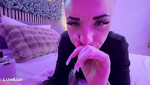 J’ai surpris en train de fumer... Elle finit en pipe baveuse en POV