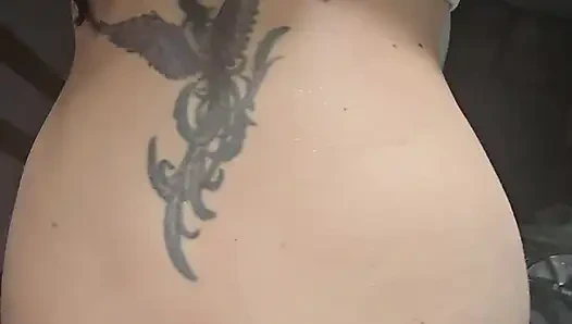 Orta yaşlı seksi kadın yerel barda banyoda sikiliyor