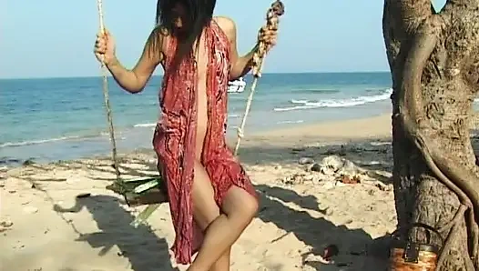 Salıncakta güzel Asyalılar