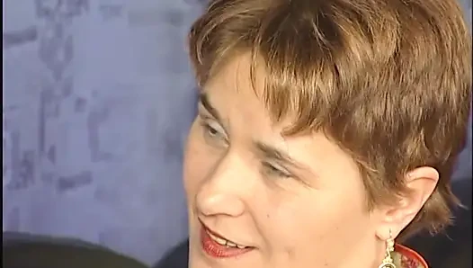 Büyük götlü kadın deri kanepede sikiliyor