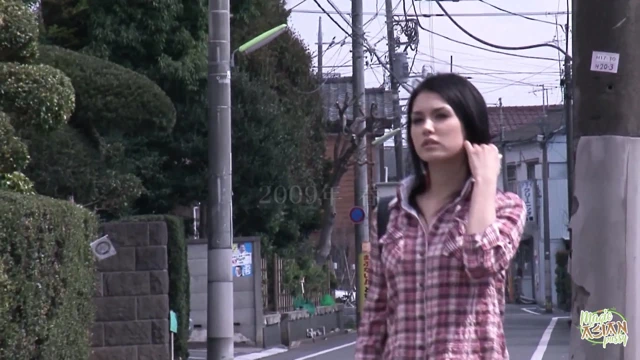 Bu kadın sokakta tek başına yürürken uyandı, sonra tek başına mastürbasyon yapmak için eve gitti.