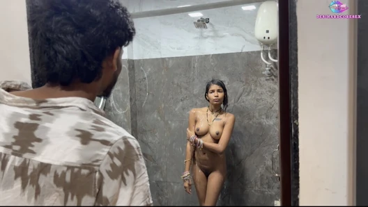Hizmetçi temizlik yaparken sahibesini banyoda banyo yaparken gördü. Sahibe hizmetçiyi banyoya çağırdı ve onunla seks yaptı.