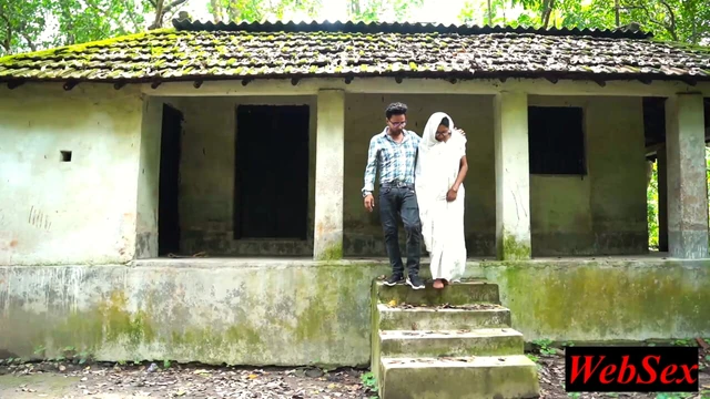 Деревенская бхабхи погашает кредит мужа! Секс необрезанных вебсерий