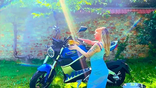 Motosikletli amcık ıslak azdırıyor ve orgazm oluyor