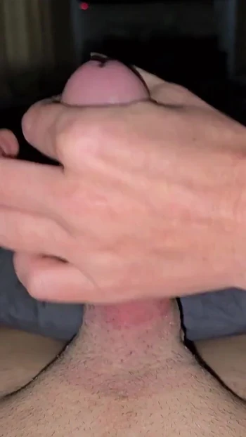 Сногсшибательный момент из "Я дрочу его большой накачанный член, пока он не взорвался"