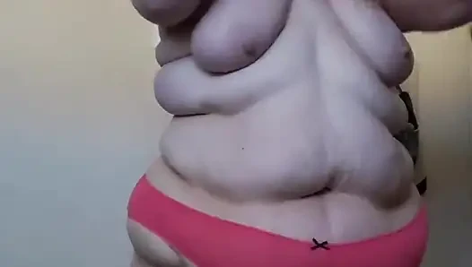 İri güzel kadın duştan sonra vücudunu dölliyor