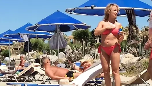 Turuncu bikinili sahilde güzel milf