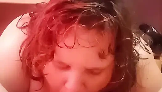 İri güzel şişman kız tarafından ateşli oral seks