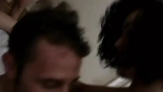 Fransa'dan erkek delisi sürtükler anal üçlü sekste sikiliyor