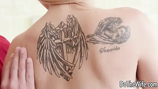 Sıska sarışın evli kadın lisa blacked kocasının önünde sikişiyor