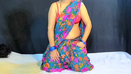 Dever ve yengesi edepsizce konuşuyor ve Hintli seksine biniyor