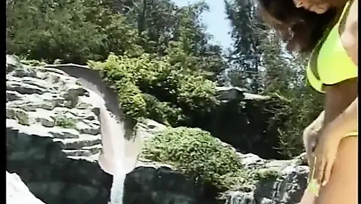 Брюнетка обожает, чтобы ее киску вылизали перед трахом на улице