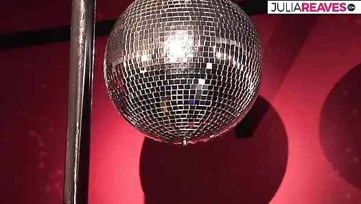 Seksi kızlar uzun dildolarla sikişmeden önce birbirlerinin amlarını yalıyor