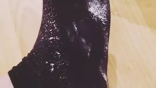 Kirli ayaklarımı süpürüyorum