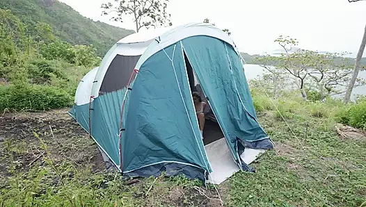 Kocam uzaktayken çadırda bir yabancının büyük yarağıyla eğlendim