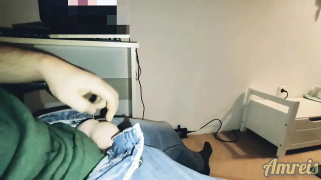 Bütün gece pornoya 31 çekiyor. ve boşalmak için prezervatifi dolduruyor.