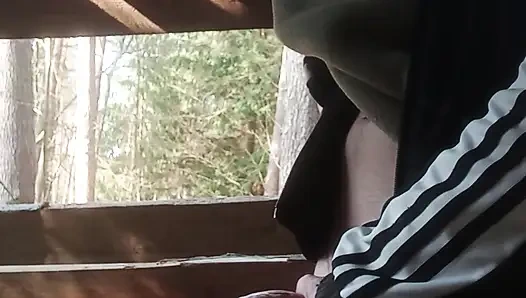 Vahşi mastürbasyon yapıyor ve ormanda işiyor