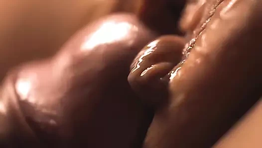 Bir genç kızı sikiyor ve üstüne boşalıyor!