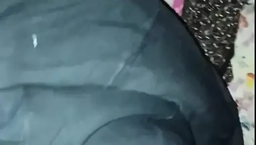 Üvey kız kardeşini tarlada aldatan ve onu kulübe yapan eve götürüyor