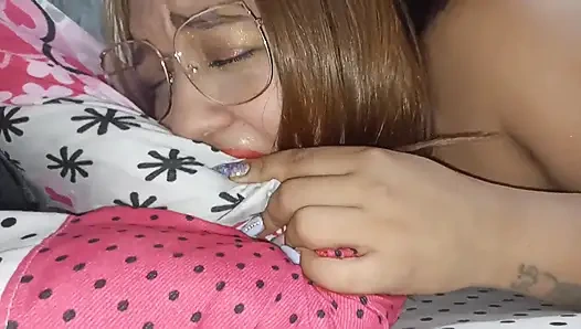 Bakış açısı kızıl saçlı latin genç kız yarak emiyor ve sikiliyor