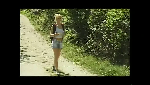 İri göğüslü olgun ve olgun sıska göt iki büyük yarakla sikiliyor ve ağzına boşalıyor