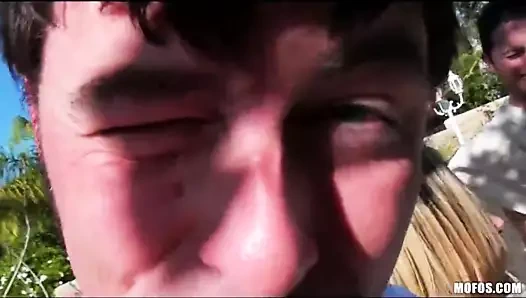 Backyard toga partisi havuz kenarında bir seks partisine dönüşüyor