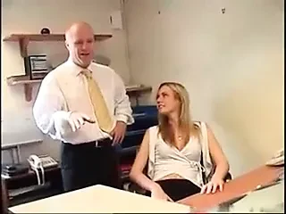 Uk delisi ofis kız onun promosyon için çalışıyor.mp4