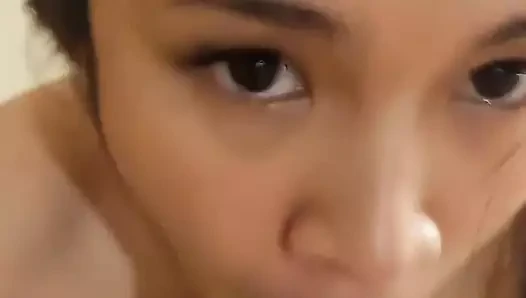 Delia Sugar sikiliyor ve ağzına boşalıyor