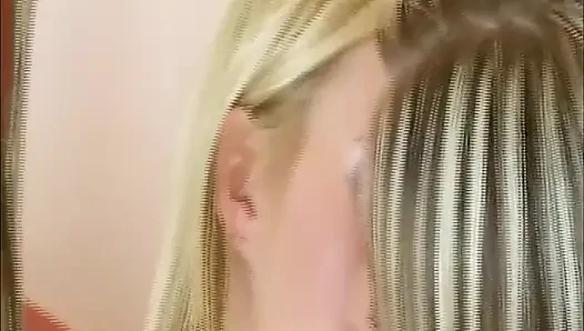 İki sarışın derin dille öpüşüyor ve damlayan tükürük