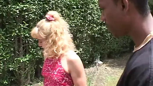 Sıcak sarışın sürtük hoşlanır bir sert sikme itibaren bir sert siyah horoz