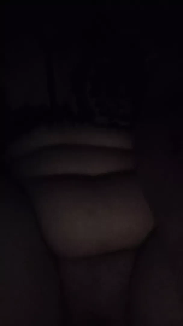 Orta yaşlı seksi kadın karanlıkta mastürbasyon yapıyor