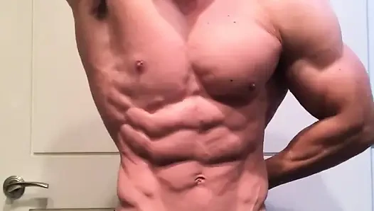Jacked bodybuilder Benji Bastian büyük, parçalanmış, kaslarını esnetiyor