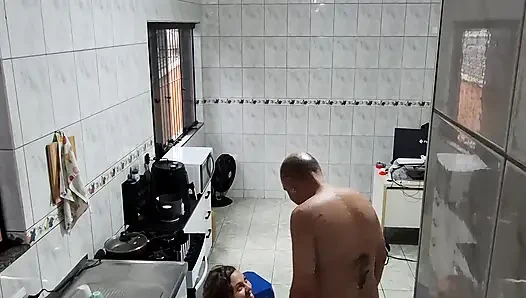 Hizmetçi soyunmayı ve yüzüne boşalmayı kabul etti.