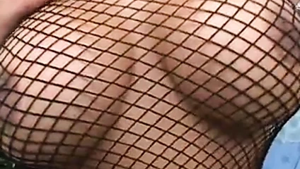 Siyah kız sıcak vücudunu gösterir