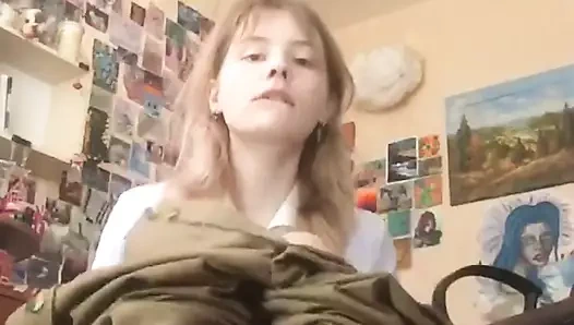 Dövmeli bir sarışın kamerada soyunuyor. devam etmek istiyor musun