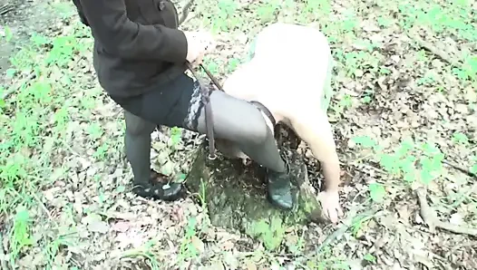 Sahibe ağzına yüksek topuklu ayakkabılar koyarak kölesini cezalandırıyor