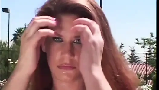 Sürtük kız amını yalatıyor ve sikiyor