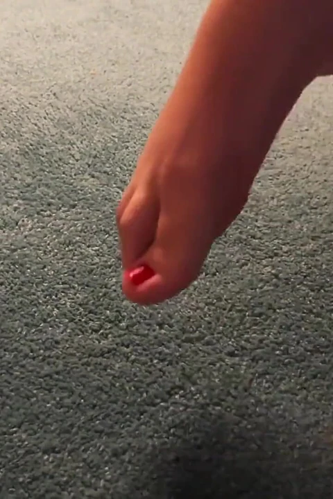 Пожалуйста, кончи на мои ступни - Kitty Jay