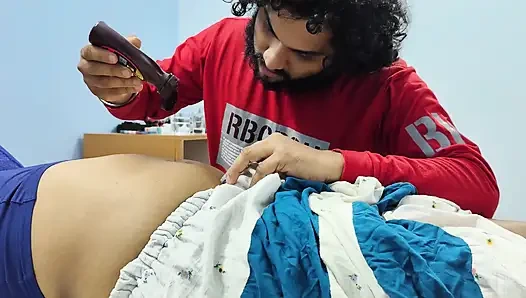 Bdsm eli bağlı ve göbek deliğinden çikolata yalıyor