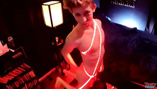 Trace'in içine boşalıyor!