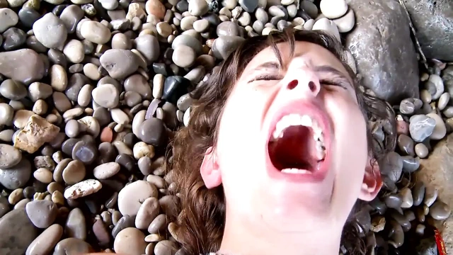 Seksi genç Fransız plajda sikiliyor