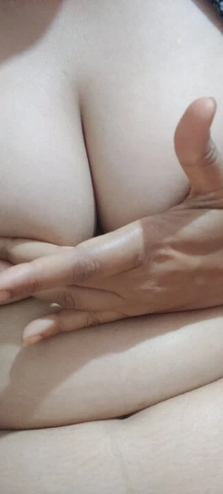 En sulu sütlü en büyük göğüsler