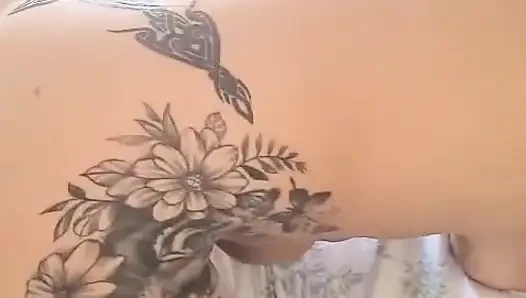 İki erkek bir kadın biniyor