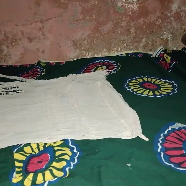 Gece yarısı geç saatlerde yatağımı sikiyorum