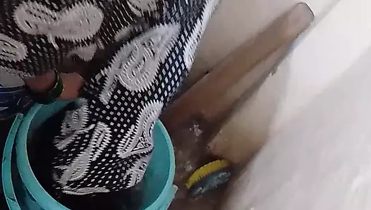 Banyo yapmaya giden evli kadın tekrar büyük sikini koydu